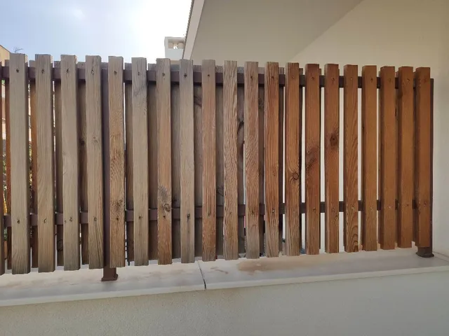 ¿Cómo puedo recuperar el color de una valla de madera?