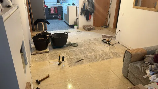 Levantar suelo y el pego para poner suelo laminado