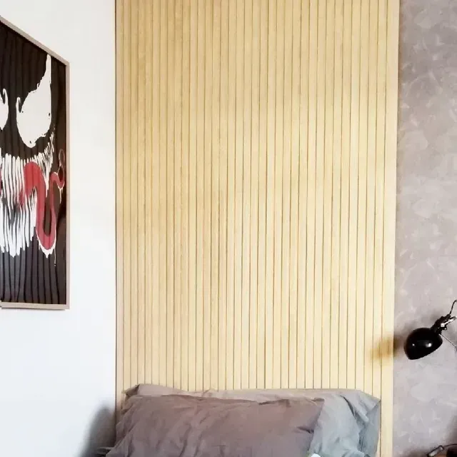 Decorar una pared de la habitación con un panel de listones