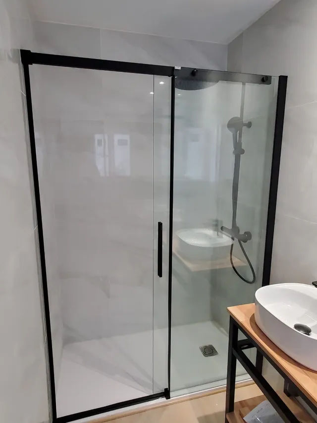 Mueble baño con madera reciclada de una encimera; Puertas de cocina lijadas y acopladas a salón