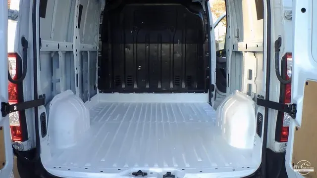 Instalación de un precioso suelo vinílico imitación madera en furgoneta camper