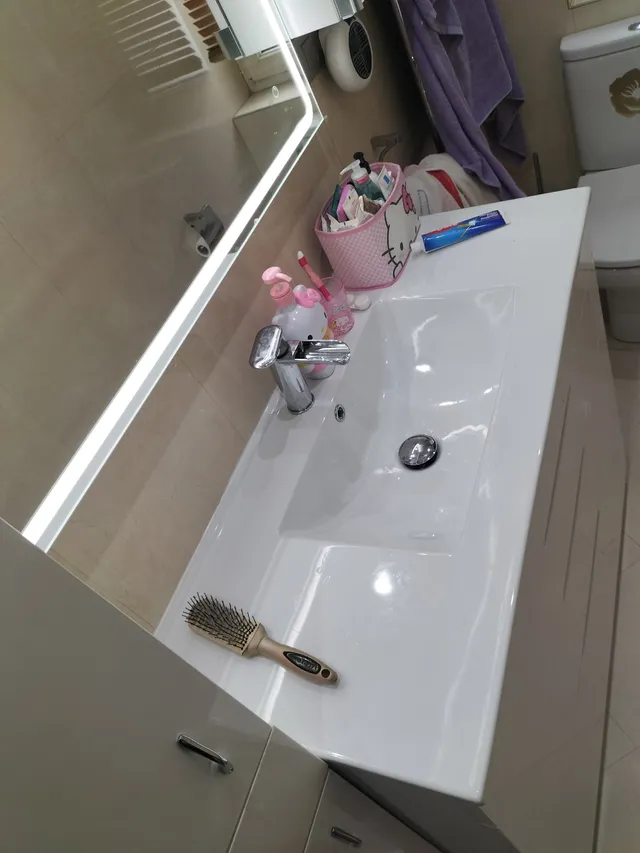 Quitado del lavabo viejo y mueble y colocación del nuevo lavabo y mueble lacado en blanco terminado con un espejo de led y cristal anti vaho y un precioso grifo en cascada diseño moderno....