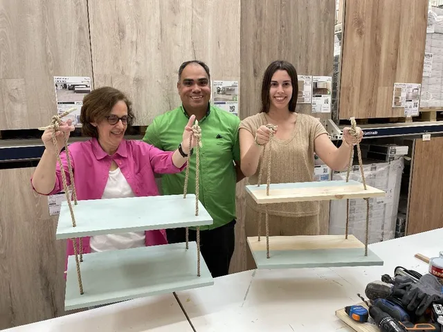 Arma y decora tus baldas de madera colgantes en Córdoba.