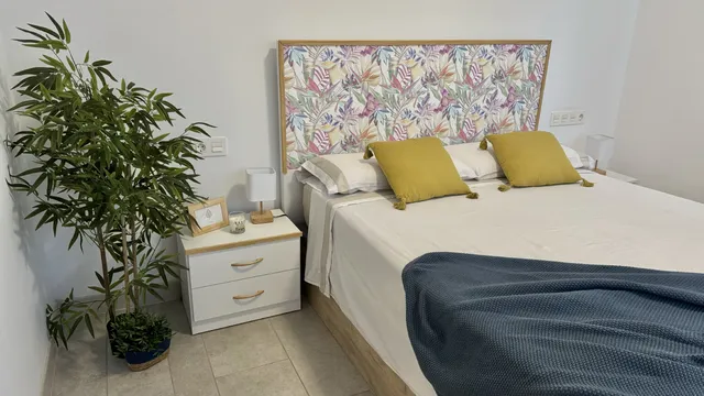 ¡Transforma tu Dormitorio con Papel Pintado y un Toque de Amor! ✨