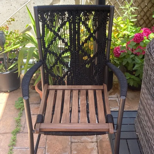 Restauración de la estructura oxidada de una silla de jardín