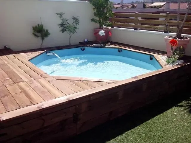 Implementación de estructura de tarima de madera en una piscina de plástico