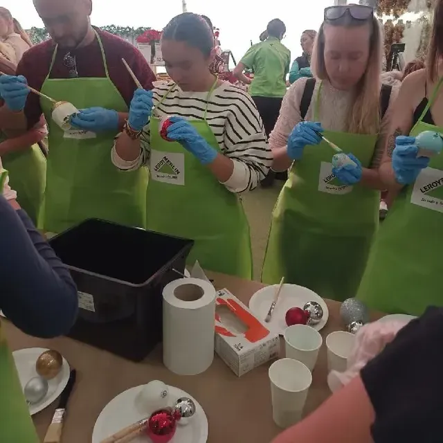 Decoración de bolas navideñas con pintura