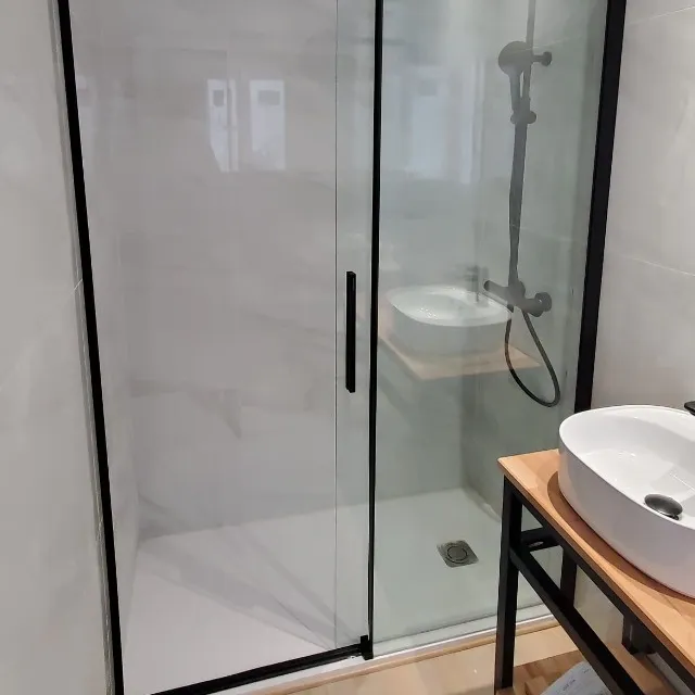 Mueble baño con madera reciclada de una encimera; Puertas de cocina lijadas y acopladas a salón