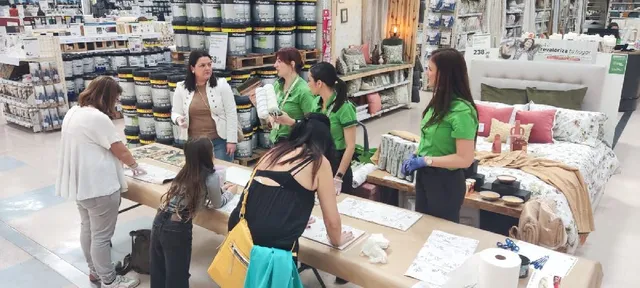 CARTAGENA - Así fue nuestro taller: Lavado de cara para baños y cocinas con papel pintado