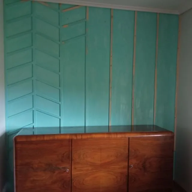 Renovación de pared con listones de madera y pintura