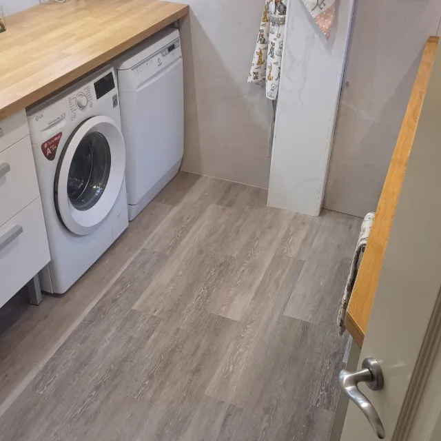 Instalación suelo vinílico autoadhesivo en suelo de cocina