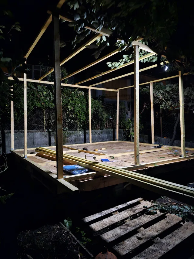 Construyendo una pequeña cabaña en el jardín.