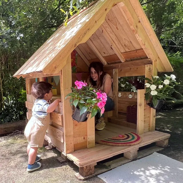 Casita infantil hecha con palets