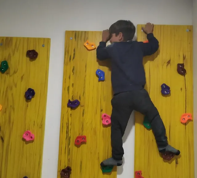 Una pared de escalada para niños en casa