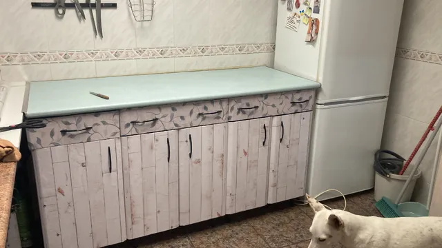 Instalación de papel pintado en los muebles de la cocina