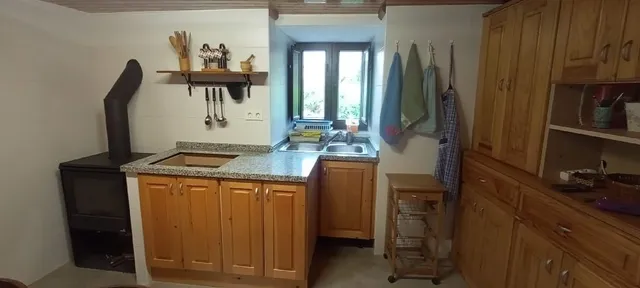 Unión de la cocina y la sala en la casa del pueblo