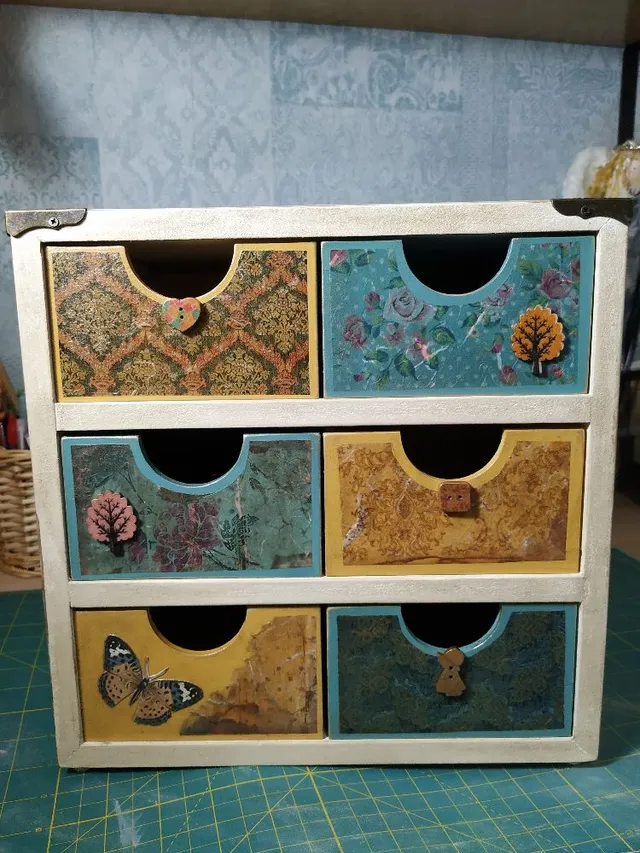 Restaurar cajonera con decoupage, plantillas y pintura