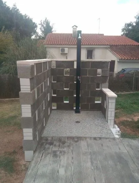 Muro para dotar de intimidad la ducha de la piscina