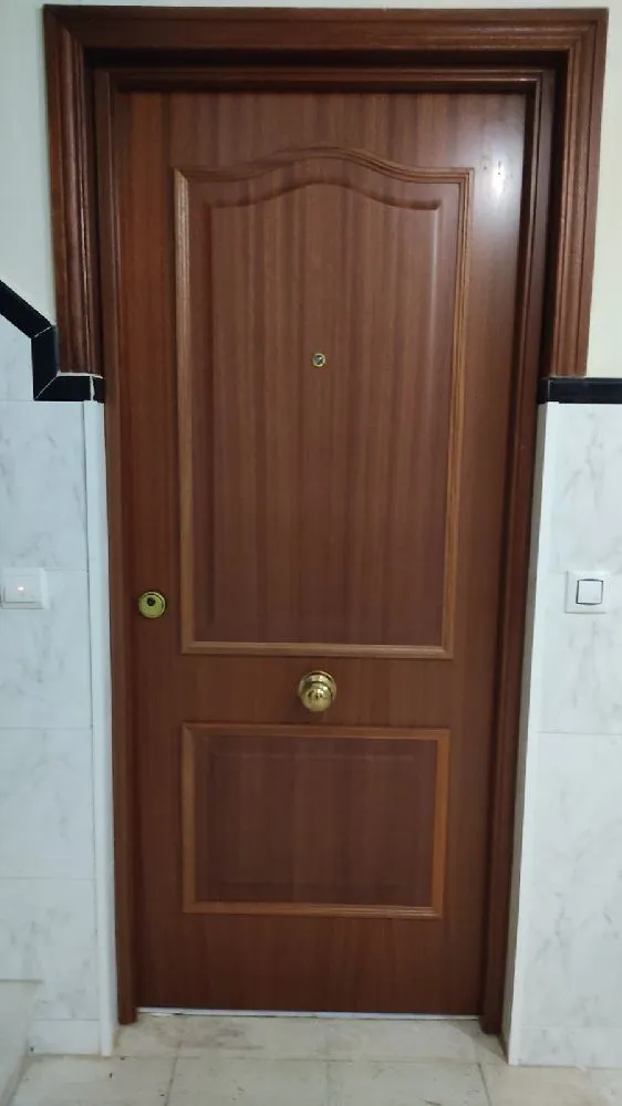 Instalación de puerta blindada Sapelly