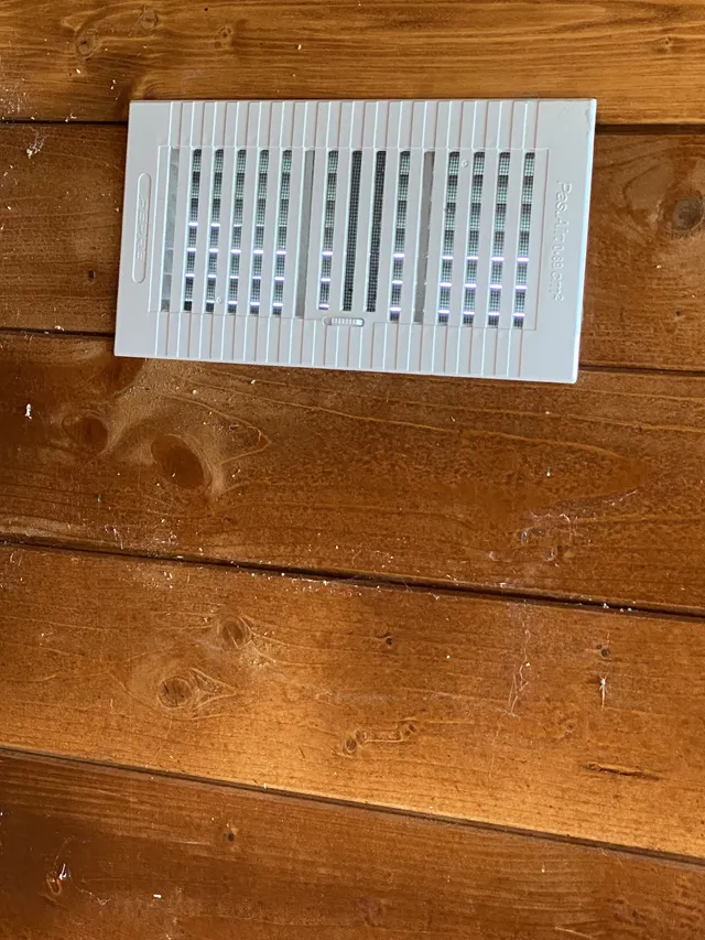 Regillas para mayor ventilación.  La de exterior la pintamos - 2