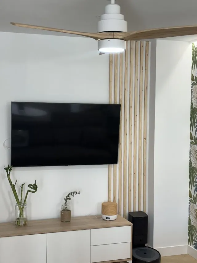 Instalación de listones de madera en una pared del salón