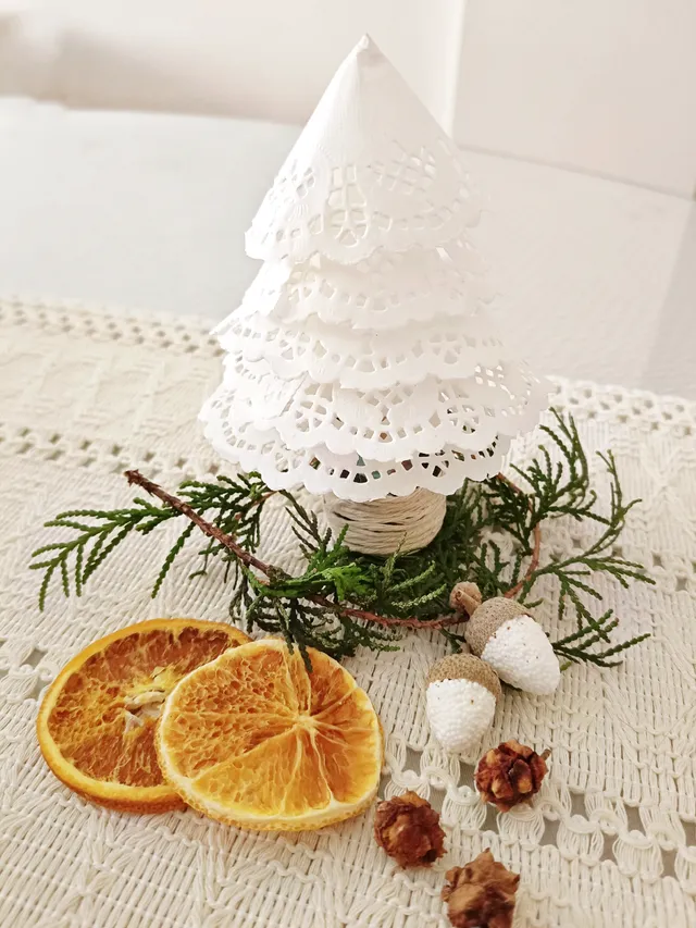 DIY: arbolito navideño con blondas de papel