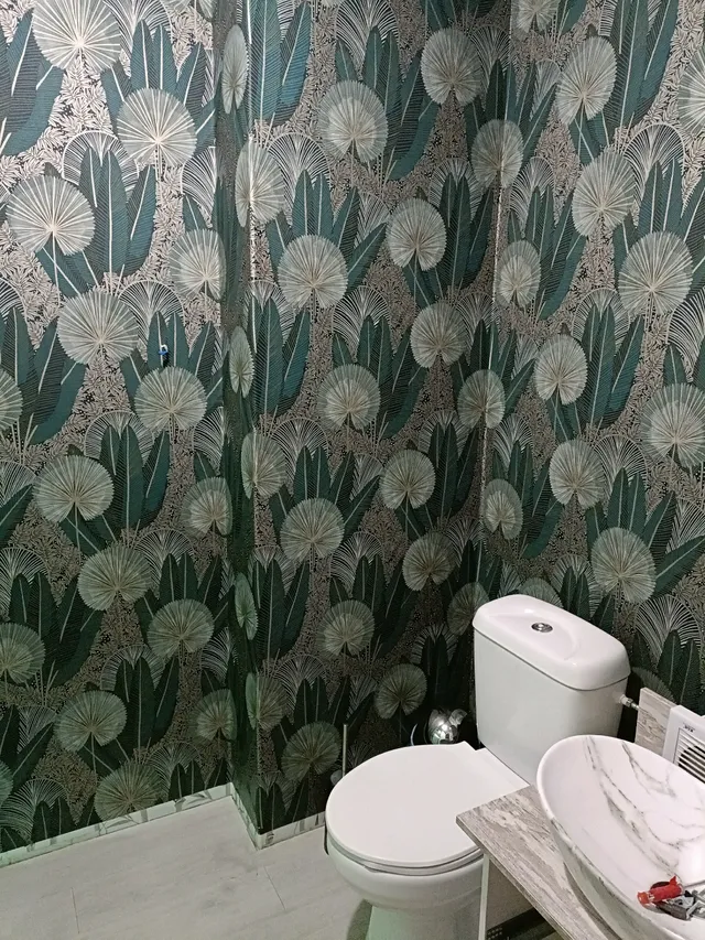 Instalación de papel pintado en el  baño