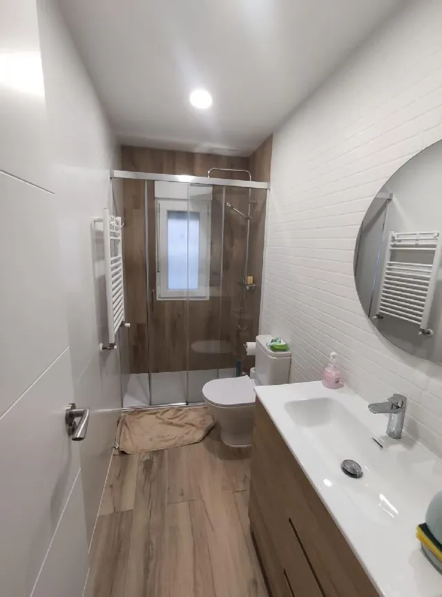 Reforma de baño con suelo cerámico con efecto madera para un estilo más elegante