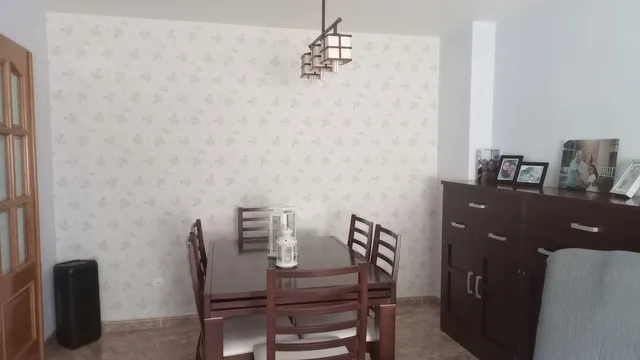 Instalación de papel pintado en el salón