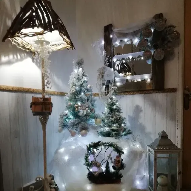 Creación de adornos navideños con material reciclado y colores blancos