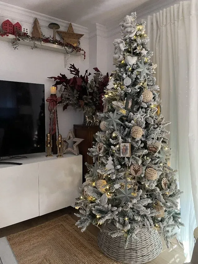 Decoración navideña tradicional en tonos blancos y rojos 🎄🎁