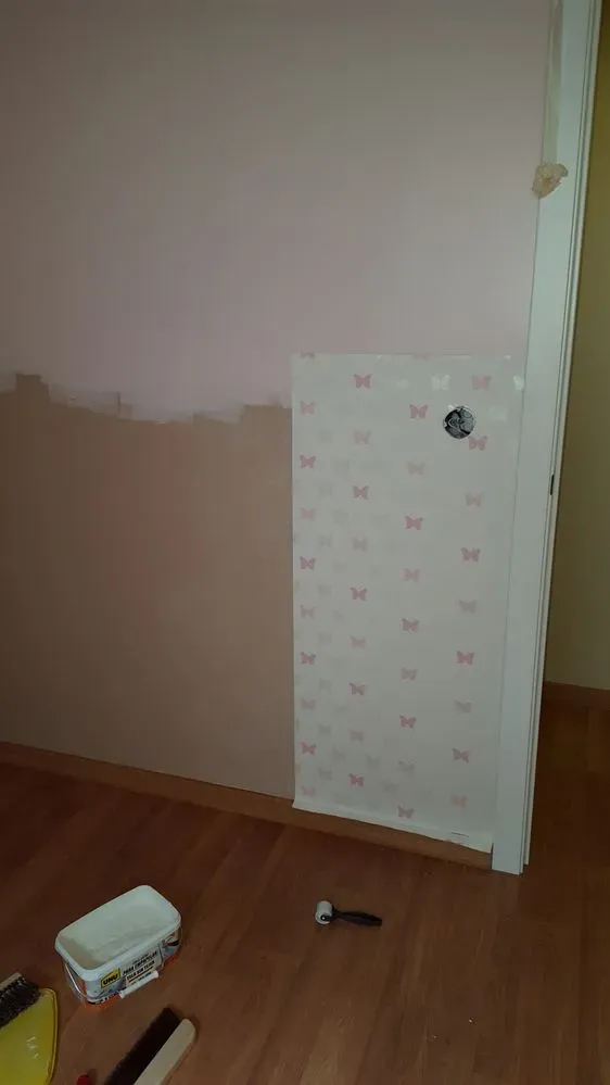 Decoración de habitación infantil con detalles en rosa