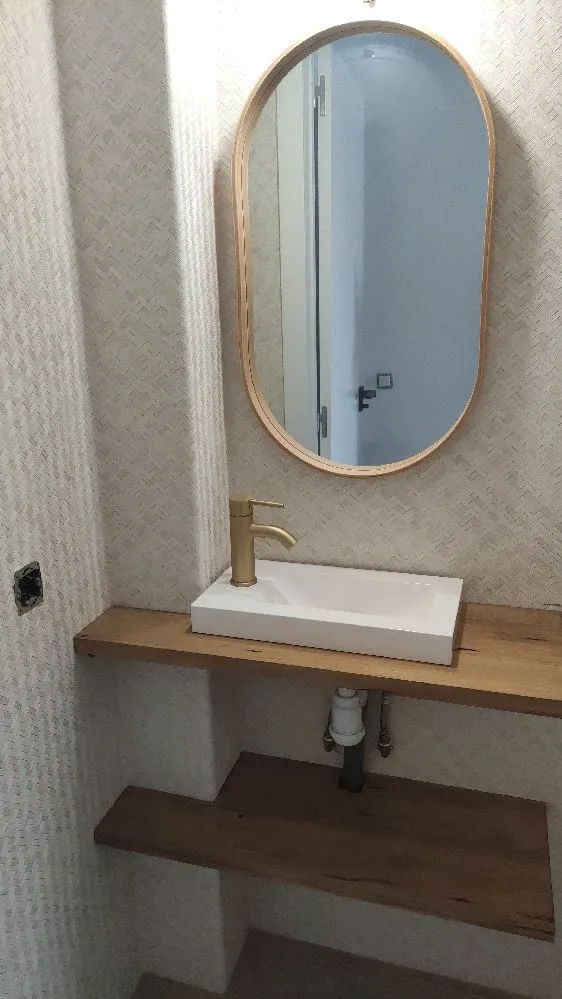 Instalar papel pintado en un baño pequeño