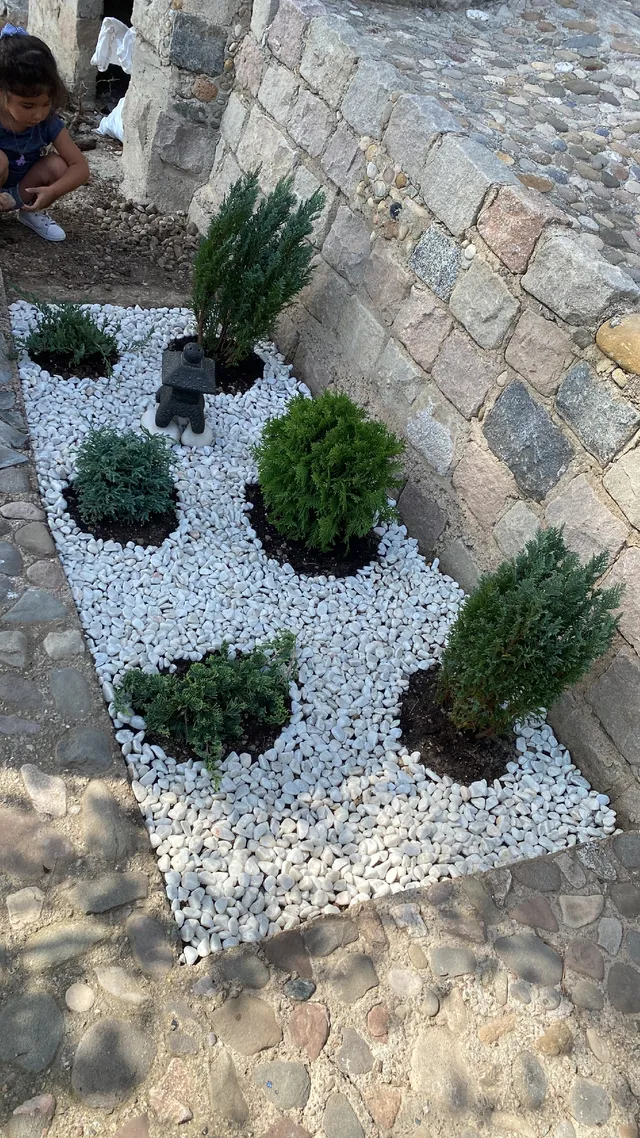 Preparación y decoración de terreno con acabado en piedras y resina acrílica