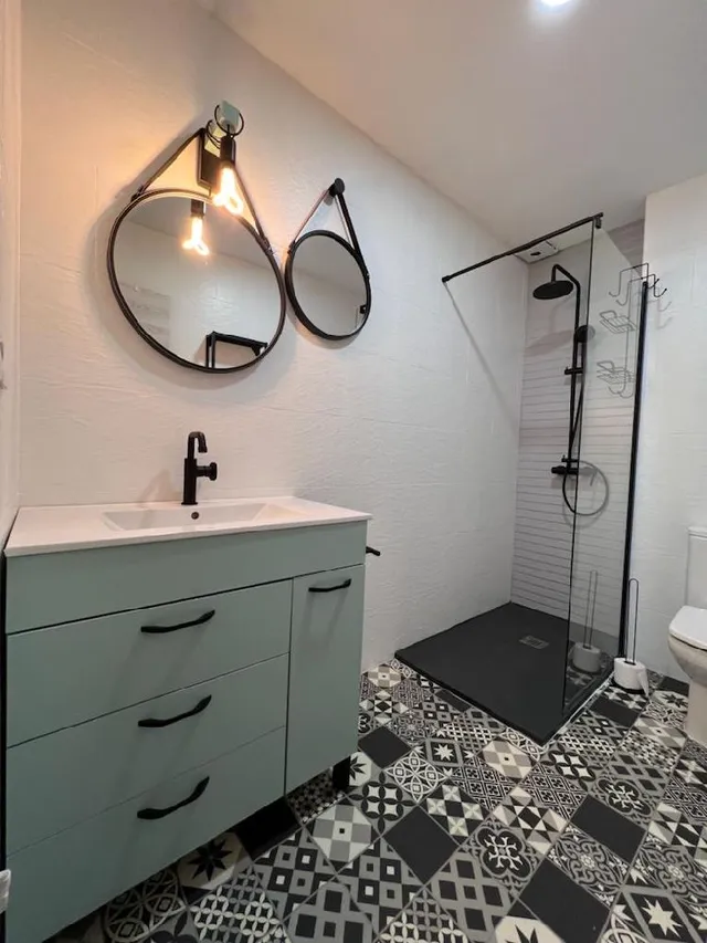 Proyecto renovación baño con tonos blanco, negro y azul