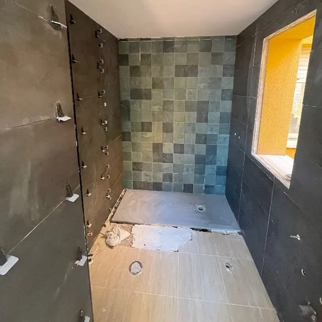 Baño alicatado con una baldosa Deco estilo piscina