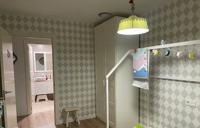 Renovar el estilo de una habitación solo con papel pintado