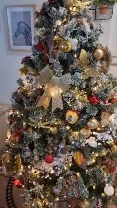 Decoración de árbol de navidad con toques dorados