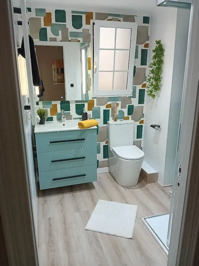 Reforma de baño con pintura, papel y suelo vinílico