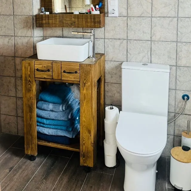 Mueble de baño y espejo hechos con madera reciclada