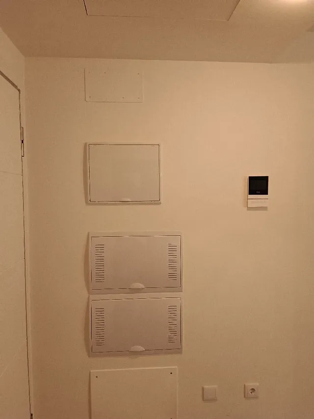 Insonorizar la entrada y puerta invisible para tapar el cuadro eléctrico y los contadores. - 2