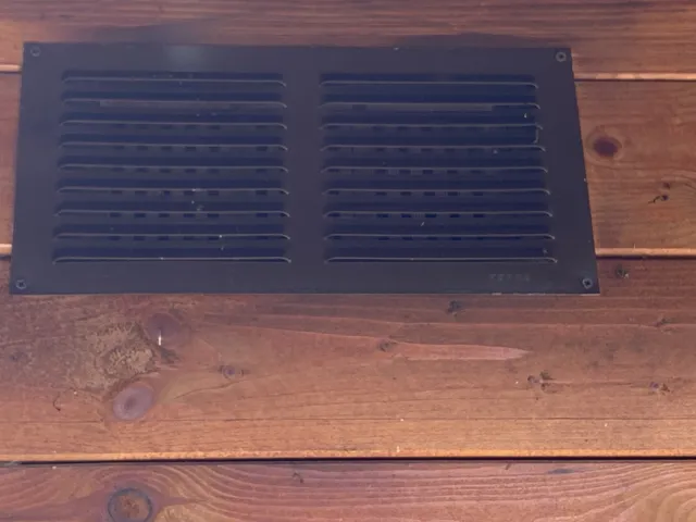 Regillas para mayor ventilación.  La de exterior la pintamos