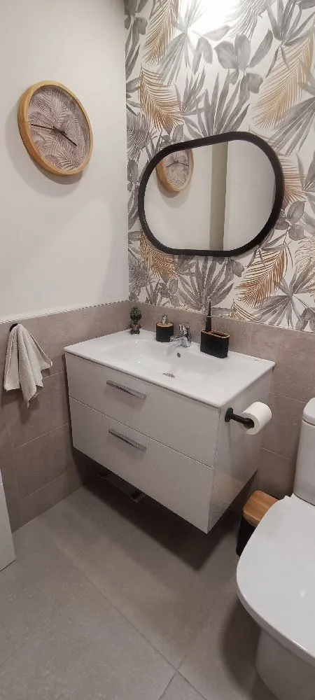 Papel pintado en baño