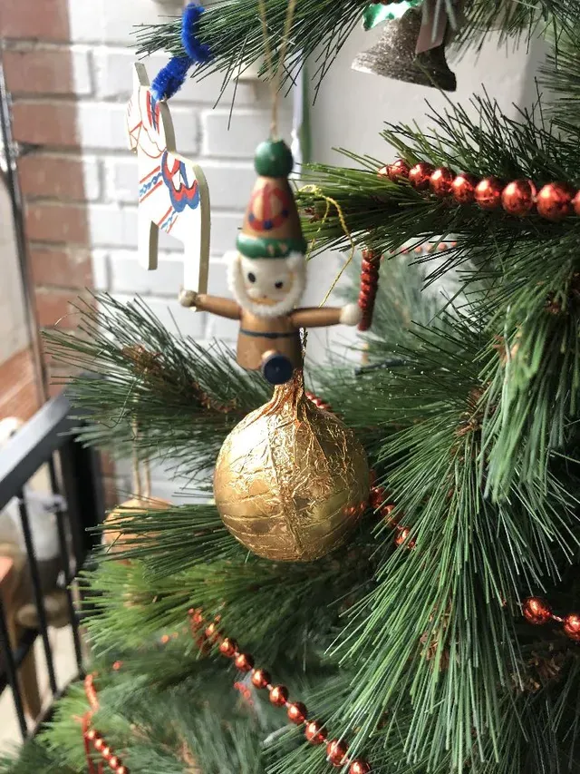 Decoración con árbol de Navidad con piezas naturales y de madera