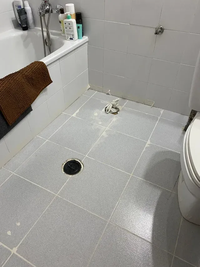 Reforma low cost del baño con revestimiento de pared de PVC y vinilo