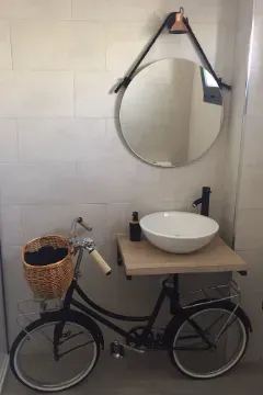 Lavabo con bicicleta antigua