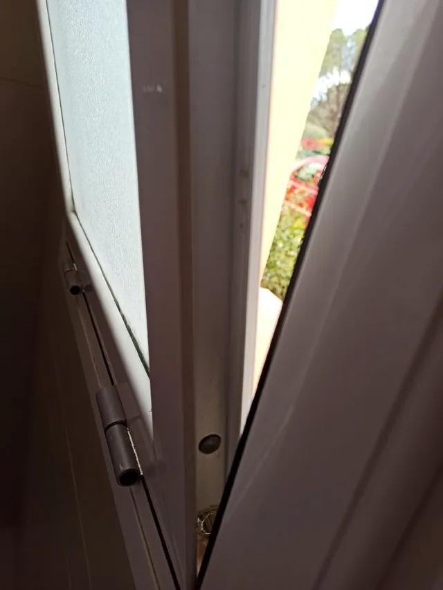 Como se puede desmontar esta ventana de baño? - 4