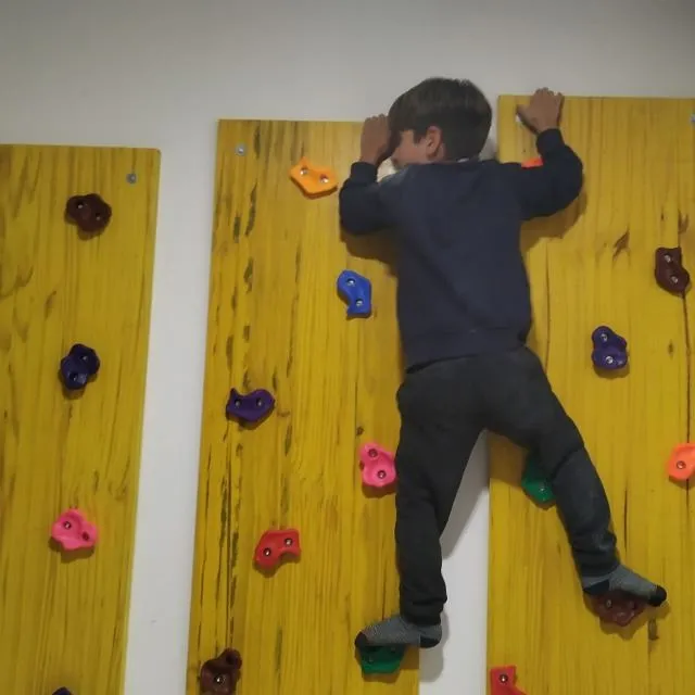 Una pared de escalada para niños en casa