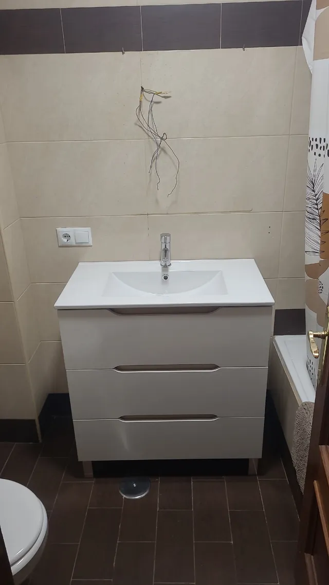 Montaje de un mueble de baño con lavabo y grifo