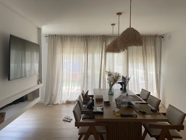 Instalación de cortinas en el salón